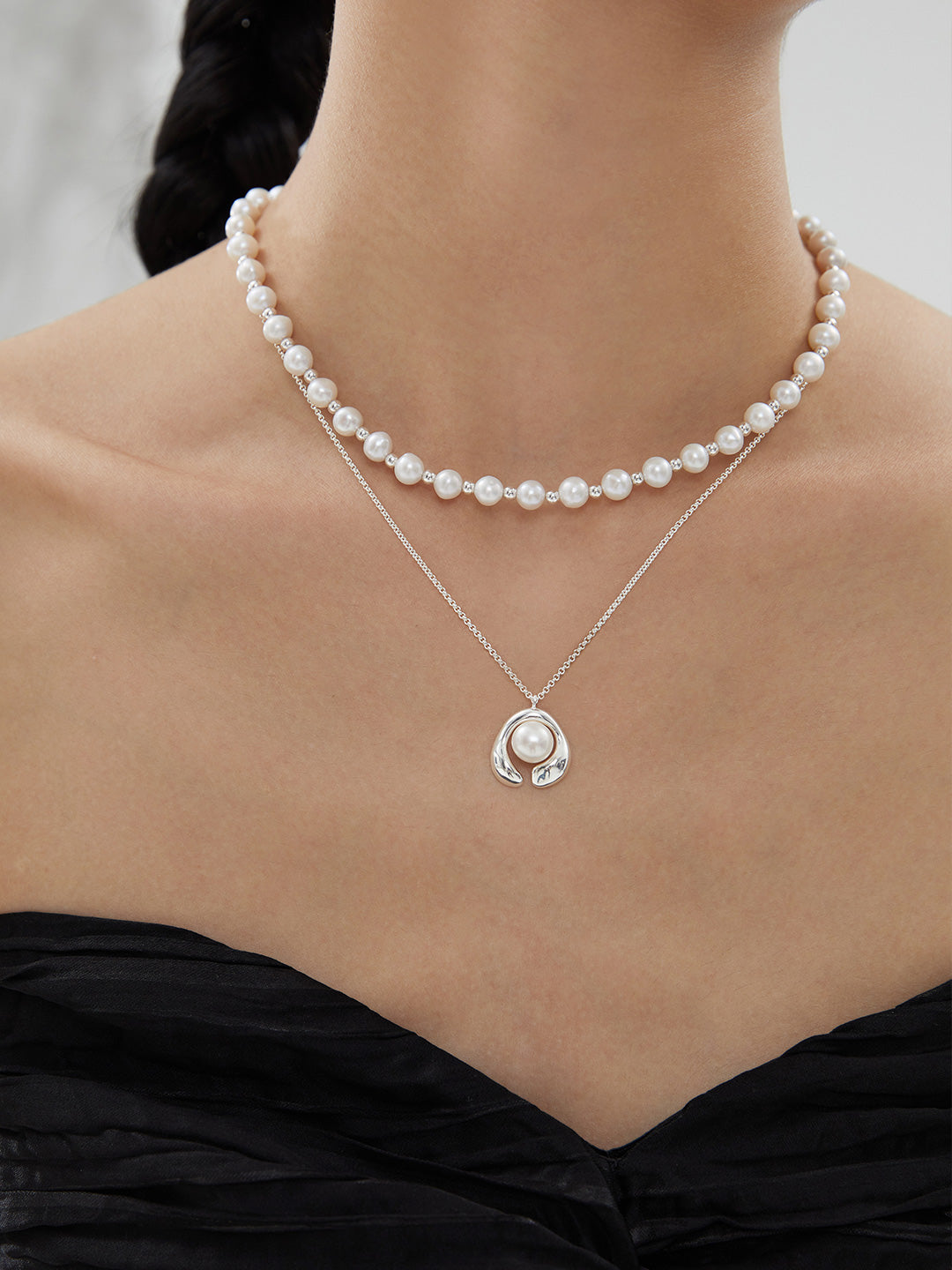 Solitaire Pearl Essence Necklace