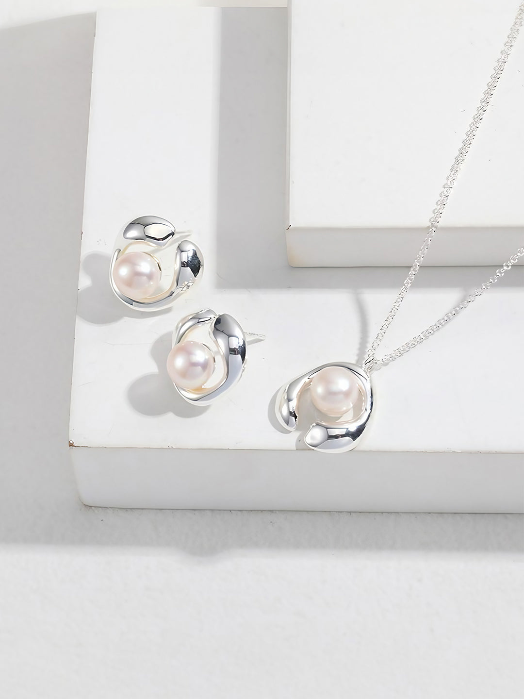 Solitaire Pearl Essence Necklace